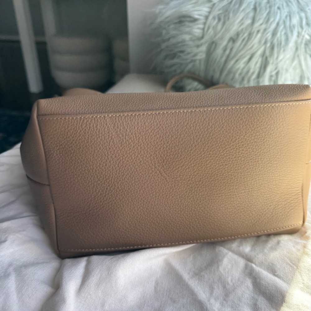 Women’s Tan Leather Shoulder Bag - Classic Minimalist Tote - Picture 3 of 5